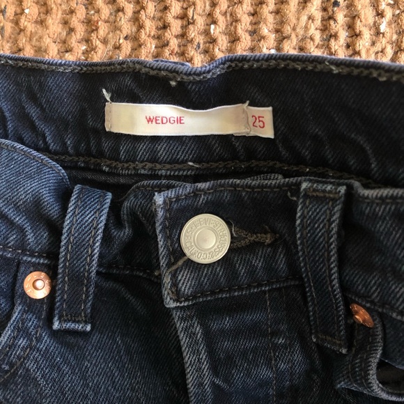 Levi’s size 25 wedgie dark wash jeans - Picture 9 of 16